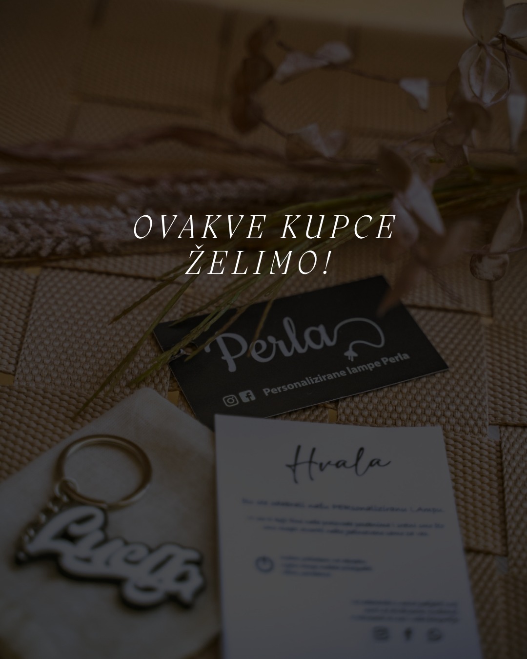 Jučer smo imali još jednu narudžbu u inozemstvo.. 🌍 Pitali smo, čisto iz znatiželje, kako su došli do nas, i odgovor nas je baš razveselio... Kolegica koja želi našu lampu joj je poslala link!
Pa recite mi, može li ljepše?! ❤️
Zato iskreno vjerujemo da našim lampama ne treba reklama. Moram priznati - ja osobno, kako sam starija, čim vidim reklamu za nešto, odmah posumnjam u kvalitetu proizvoda. Zašto? Zato što, kad malo bolje razmislite - sve dobre stvari na svijetu nemaju reklame… i ne trebaju ih. Ali zato imaju ono što je važno: ljubav, posvećenost, pažnju u svakom detalju i ljude koji to prepoznaju. Jer kad je nešto iskreno dobro, ljudi to sami prepoznaju i prirodno šire dalje.
Zato hvala svima to prepoznaju i podržavaju.
Vi ste naša najbolja reklama! 🤍