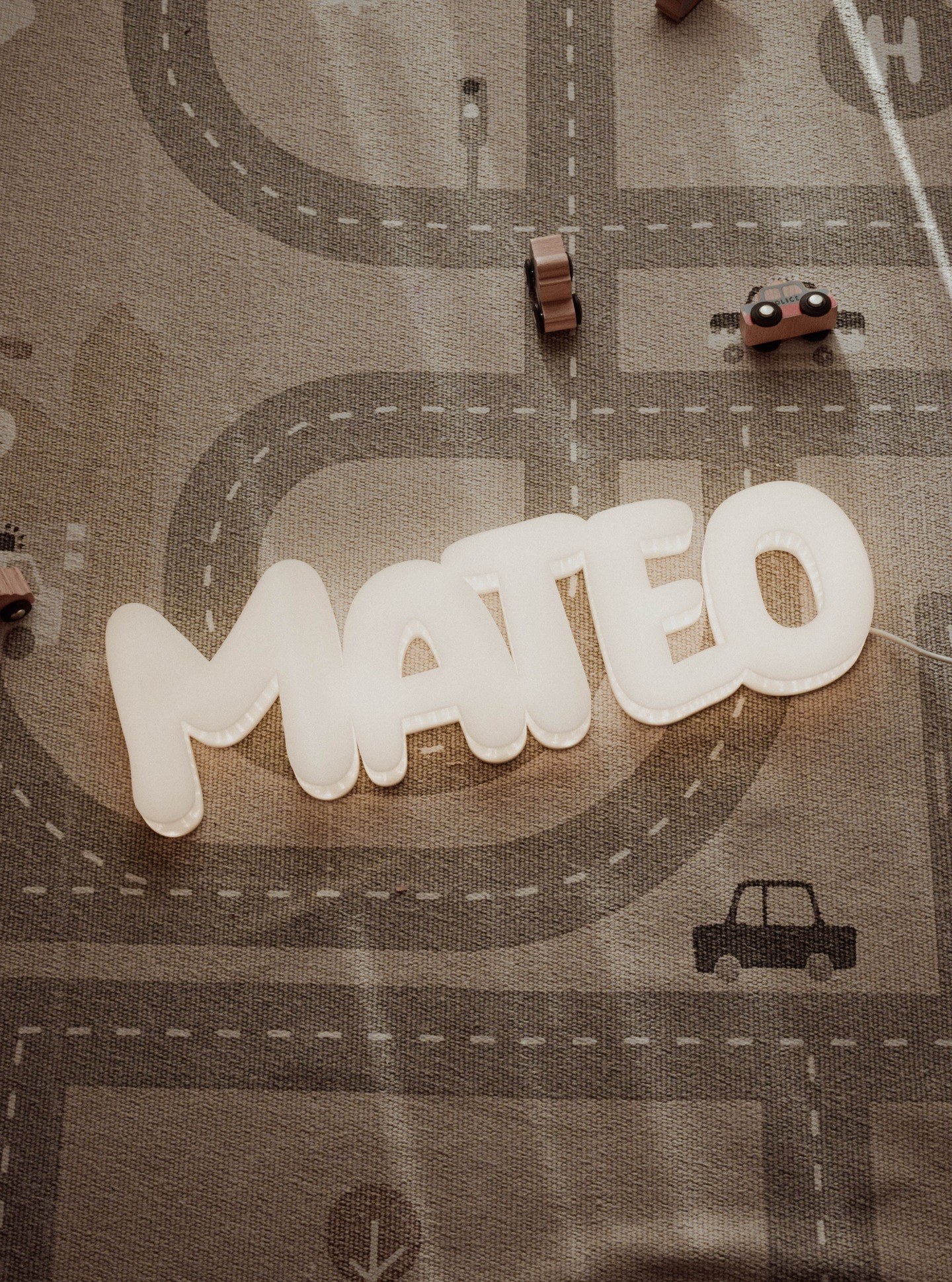 Za početak tjedna - 5 lampi koje ste već imali prilike vidjeti na storijima, a stvarno bi bilo šteta da ne ostanu i ovdje zabilježene. Fotkane pod različitim postavkama svjetla (jer i lampe, kao i mi, imaju svoje bolje i lošije “lighting dane” 😄). Pa neka posluže danas kao inspiracija i nama i vama. 😉
Koja je tebi najljepša? 👇