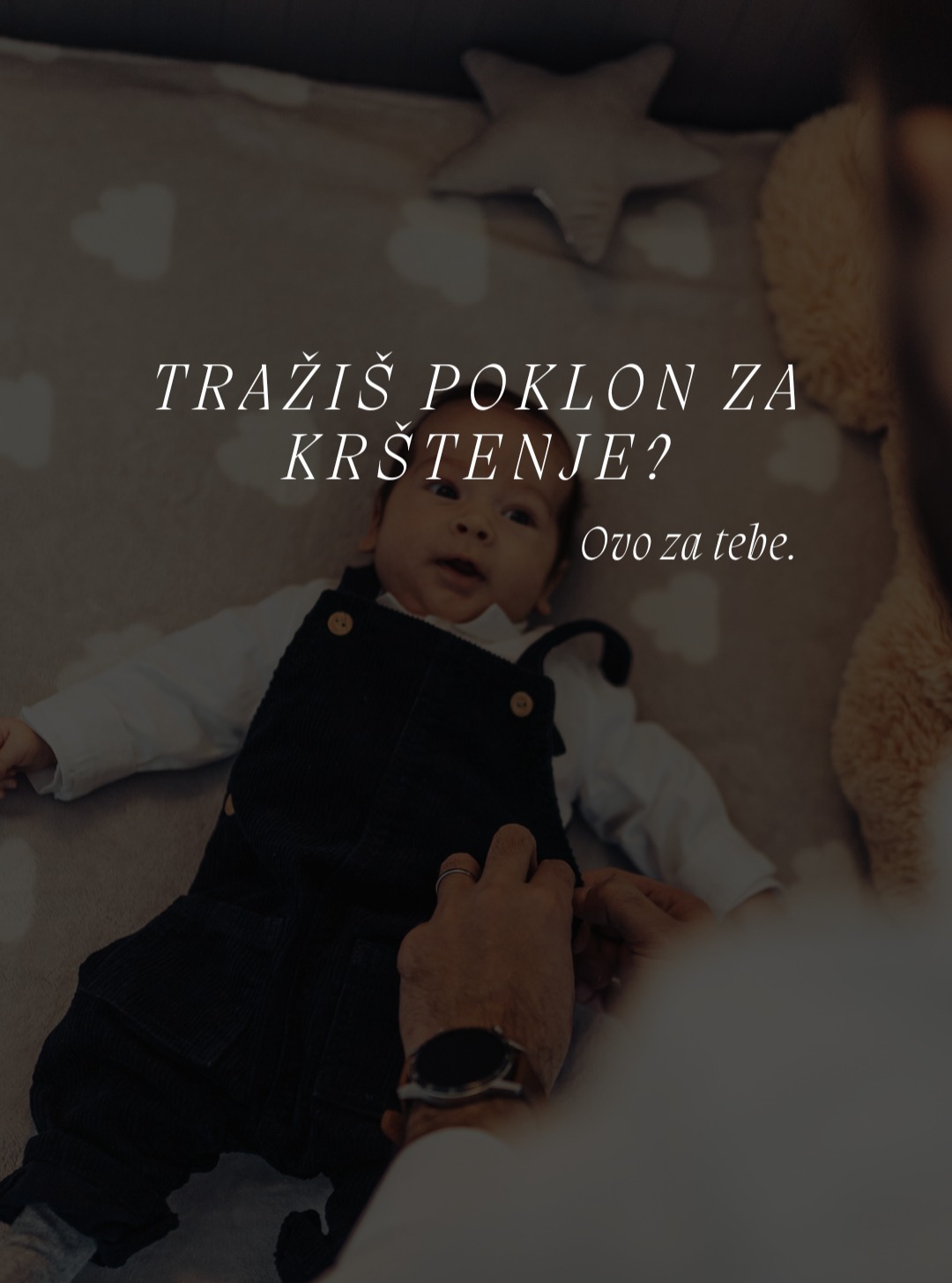 Približava ti se krštenje prvog nećaka, unuka ili kumića, a ti još nemaš pojma što ćeš pokloniti? 🤔
A znaš o čemu jako malo ljudi razmišlja kada bira poklon za krštenje? O lampi! 💡 Ali ne bilo kakvoj lampi, nego - Perla lampi! ✨
Zahvaljujući vama koji ste upravo lampu prepoznali kao idealan poklon za krštenje i svojim reakcijama potvrdili ono što smo potajno osjećali od samog početka - postalo nam je jasno da je Perla lampa zaista promišljen i poseban poklon za krštenje. ❤ Zato nas sve više veseli i činjenica da Perle bez neke velike reklame i pompe, sve češće putuju i izvan RH. 🫶
A koliko su rijetke i unikatne, govori i činjenica da lampe kakve mi radimo nećeš pronaći baš nigdje na svijetu - samo kod nas. To su one lampe s imenom djeteta koje se svojim decentnim dizajnom uklapaju u baš svaki dom. Svijetle čarobno, praktične su, koriste se svaki dan… i nekako se same ušuljaju obiteljsku i dječju svakodnevicu.. i tako svijetle godinama u trenucima koji s vremenom postanu uspomene (a poslužit će odmah i kao prekrasan detalj za fotke s krštenja poput ove koju smo dobili 🫶).
A onda još i posveta. 📝
Nešto što ostaje.
Nešto što se pamti.
Ali ni to nije sve! 😅 Nudimo ti i poklon pakiranje - pomno osmišljeno tako da oduševi! A ako uzmeš u obzir činjenicu da je cijena poklon pakiranja samo 3 eura (a danas ni ukrasni papir ne možeš kupiti za tu cijenu) mislim da tu ne trebaš previše razmišljati. 😉
Izgled lampe, boju svjetla, način paljenja, posvetu, pakiranje – baš sve biraš ti, jer ti najbolje znaš kome poklanjaš. A mi ćemo sve to preoblikovati u jedinstvenu svjetlosnu priču koja će roditeljima iznova potvrđivati da su za svoje dijete dobili poklon s posebnom pažnjom. A iskreno, u ovom slučaju - pogriješiti ne možeš. ✨
A da ne bude da samo ja pričam, ima li ovdje onih koji znaju ovu priču iz prve ruke? 🔍👇