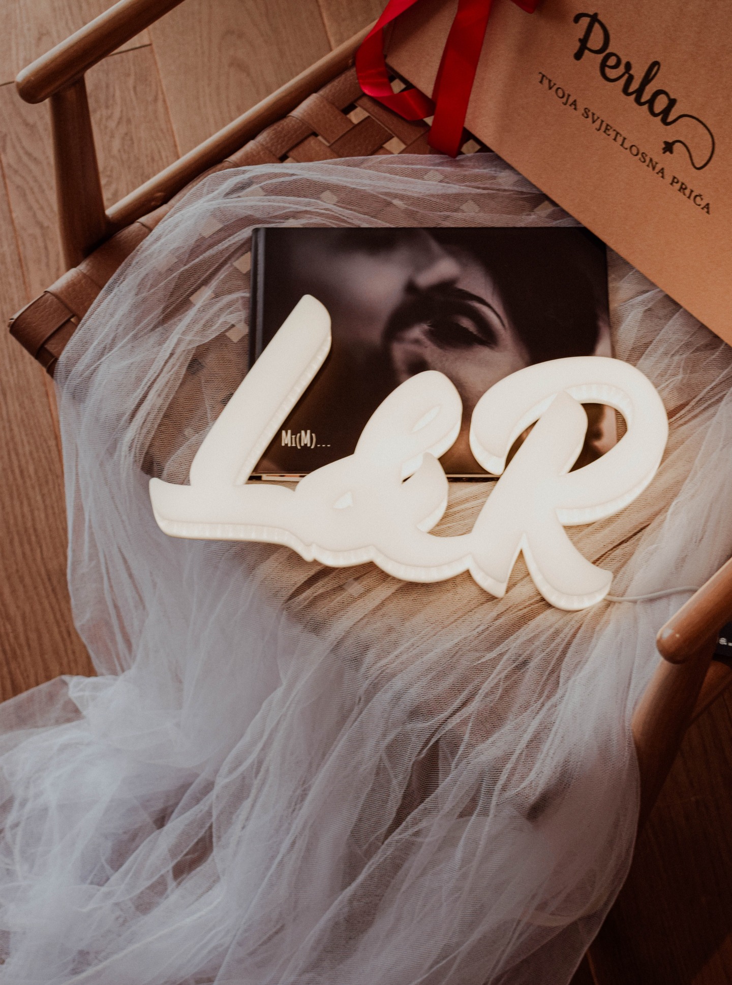 Divno je promatrati gdje sve naše lampe završe. 🤍 Ovu s inicijalima izradili smo za jednu mladenku koja se priprema za svoj najvažniji dan. 💞
Dva slova spojena u jedno svjetlo… I pažnja koja se vidi i prije nego se kutija otvori. ✨
Volimo naše lampe jer one nisu samo za jednu prigodu.
One ostanu.
Na noćnom ormariću..
U dnevnom boravku..
U kutku gdje se pije prva zajednička jutarnja kava..
U večerima koje postanu svakodnevica.
Svijetle tiho, a govore puno. ❤
Pa možda zato tako lijepo pristaju i uz Valentinovo... jer ljubav se rijetko skriva u velikim gestama. Češće u malim stvarima koje svijetle svaki dan.😉
Možda nisi mladenka.
Nemaš bijelu haljinu, nemaš svadbeni buket i nitko ti ne popravlja veo prije izlaska iz kuće. 😒
Ali imaš muža. 🤍 Ili nekoga s kim dijeliš život. 🤍
I ponekad je baš lijepo, bez nekog velikog povoda, prirediti malu romantiku koja će ga iznenaditi i ostati s vama još dugo nakon Valentinova. ✨
Ne kažem da moraš. Samo kažem… da bi se i on jednom crvenom trakom oko kutije i malom romantikom koju mu prirediš… ugodno iznenadio. 😉
(A sad samo čekam da mi se u komentarima javi netko od muškaraca i kaže: “E, ovo je ti dobra ideja.”) 😄