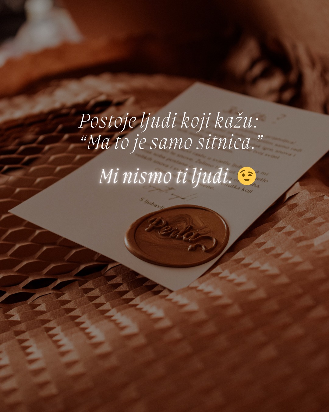 Ne znamo stati kad su detalji u pitanju.
Zato ih svako malo mijenjamo, dorađujemo, prilagođavamo svakoj pojedinačnoj narudžbi… pa tako od ponedjeljka uz svaku Perlu dolazi i nekoliko novih sitnih detalja - kao tiho hvala svakome tko čeka svoju Perlu s istim uzbuđenjem s kojim je mi pakiramo. 🥰
Prvi kupci su ih već primijetili (i uljepšali nam dan divnim dojmovima), pa dijelimo samo dio tog malog veselja i s vama. 💖