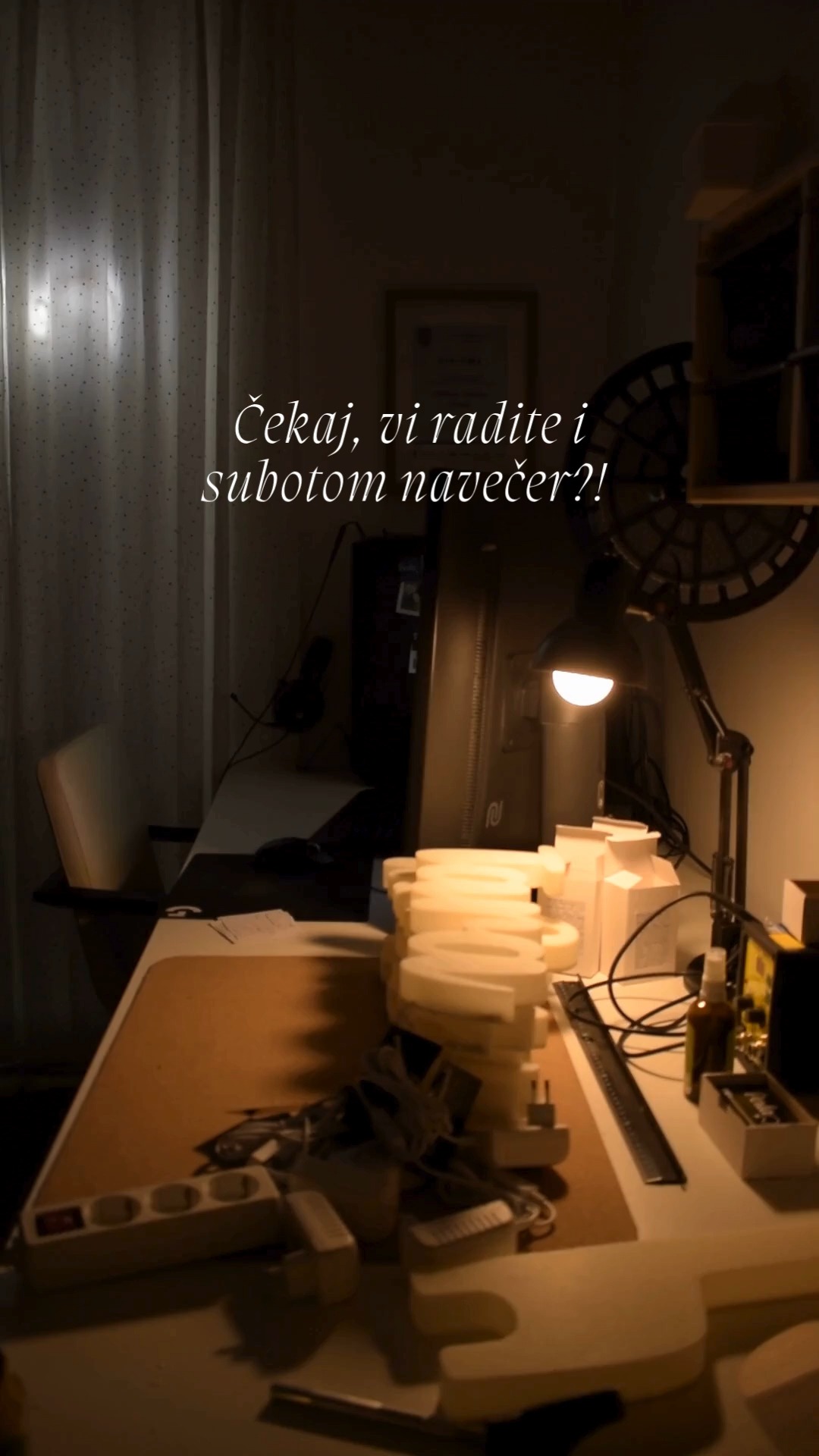 Da, unazad nekoliko tjedana - baš tada. 😊
Ne nužno i ne zato što moramo, nego zato jer smo shvatili da nam je to najljepše vrijeme za rad. 😊
Mateju su lampe sekundarni posao, meni primarni.. Nemamo bake u blizini koje mogu uskočiti s djecom, pa smo si morali sami složiti ritam koji nas neće pojesti (a vjerujte mi - bilo je i toga).
Preko tjedna uglavnom, kad u 14 pokupimo djecu iz vrtića - zatvaramo vrata radionice i tada smo mama i tata. Naravno, na raspolaganju smo za upite, dogovore oko preuzimanja lampi i sl., ali trudimo se da do navečer ne ulazimo u radionicu.
I tako je subota navečer postala naš mali „date“. To nam je vrijeme za planiranje, razgovore, smijeh i najveći dio posla koji nam onda omogući da tjedan pred nama bude lakši, mirniji i više naš.
Znam, nije klasično. Ali je naše. I nama funkcionira. 💡🤍
A vi, jeste li vi pronašli svoj balans - ili ste još u potrazi? 👇